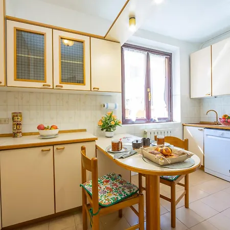 Appartamento Gaya 2Br With Terrace - Happy Rentals * ستريزا