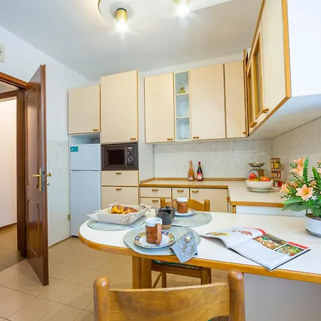 Appartamento Gaya 2Br With Terrace - Happy Rentals شقة *