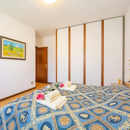 Gaya Center - Happy *