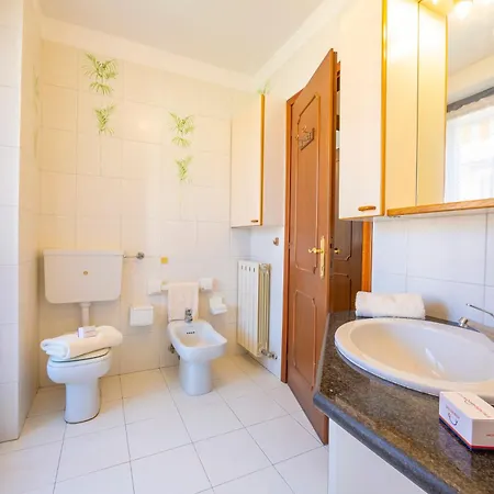 شقة Appartamento Gaya 2Br With Terrace - Happy Rentals ستريزا