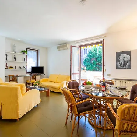 Appartamento Gaya 2Br With Terrace - Happy Rentals ستريزا